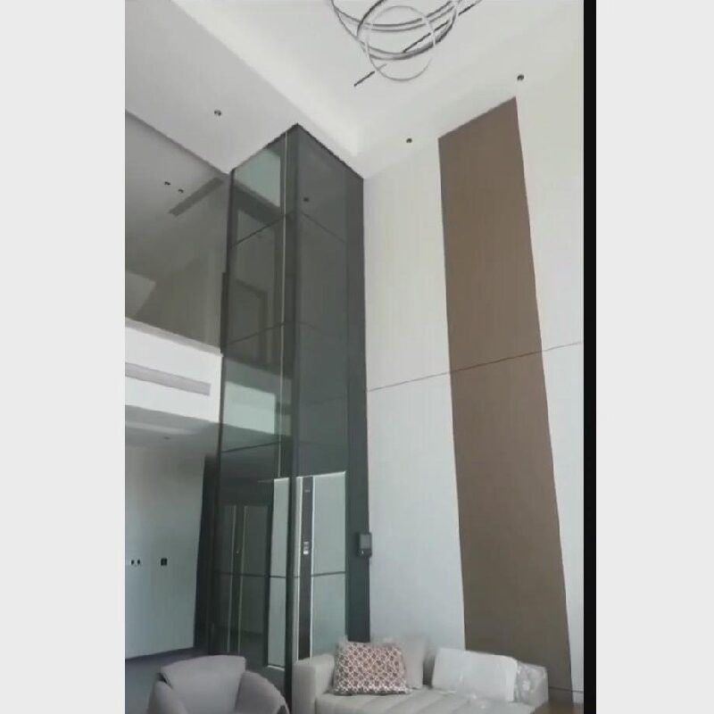 Un ascensor de tornillo seguro y confiable. Diseño de acero inoxidable con botón de parada de emergencia