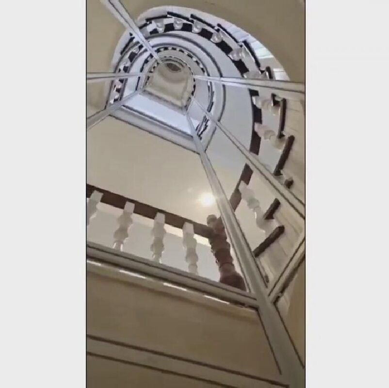 Un ascensor semicircular que ahorra espacio. Un ascensor de personal de 6 pisos.