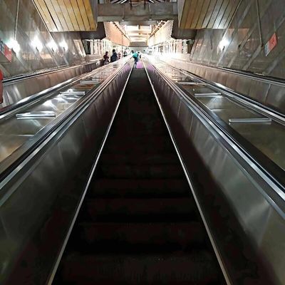 20 metros de ascensores y escaleras mecánicas 100 personas/min Escaleras mecánicas interiores