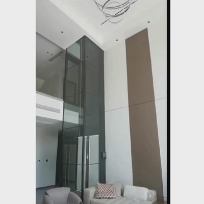 Un ascensor de tornillo seguro y confiable. Diseño de acero inoxidable con botón de parada de emergencia